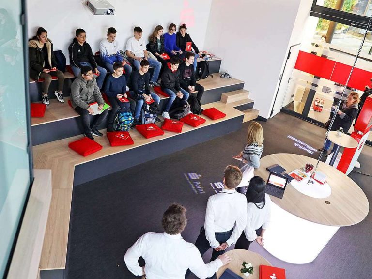 S-Point_74 Schulbesuch